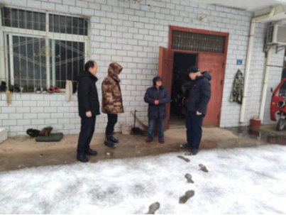 真情帮扶 扫出温暖“平安路”