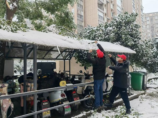 天寒人心暖 白雪映红星——洪山烟草党员志愿者开展义务除冰雪活动