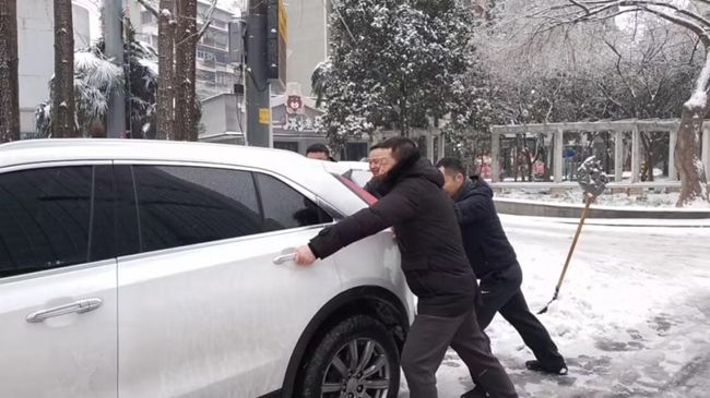 闻“雪”而动 情暖金“岸”