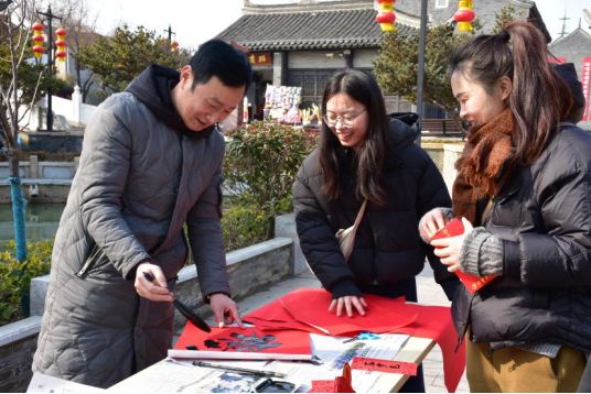 江苏淮安区烟草：迎春送福“氛围组” 来添年味啦！