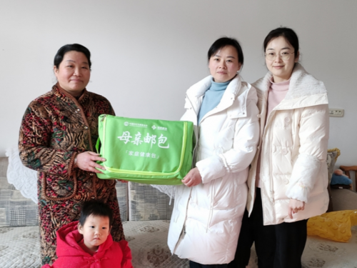 湖北黄冈：爱心妈妈 为爱“牵·守”