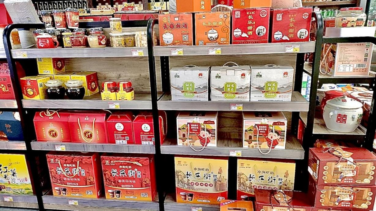 岳阳汨罗烟草：喜迎龙年经营忙，小店年货销售旺