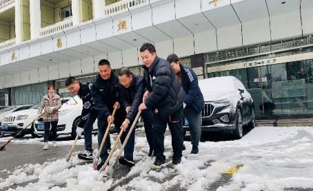 武昌烟草：闻雪而动齐上阵  清雪除冰暖人心