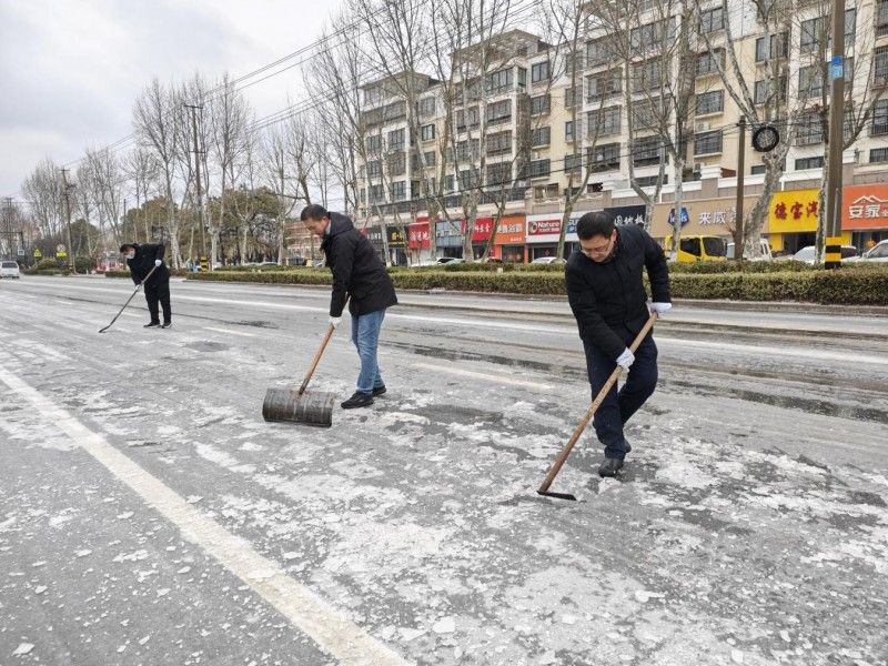 “先锋”破冰，浴“雪”奋战，扫出一条“温暖路”