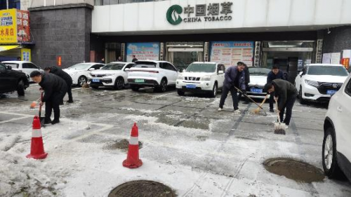 湖北浠水：战冻雨护出行 深入前线除冰雪