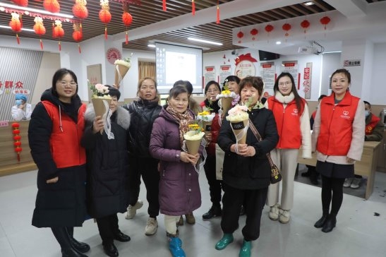 浙江余姚：“香溢红”暖三月天 志愿服务展“锋”采