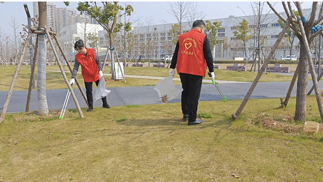 武汉东西湖烟草：春风送暖 爱洒樱花溪