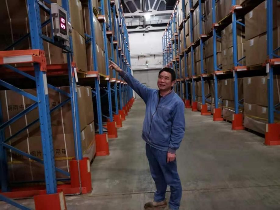 平凡岗位绽微光-记湖南中烟零陵卷烟厂物资配送部原料班长 张中发