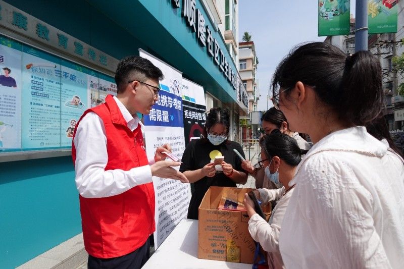 图为:"香溢"志愿者进社区为群众讲解真假烟鉴别技巧"今天我又学到了几