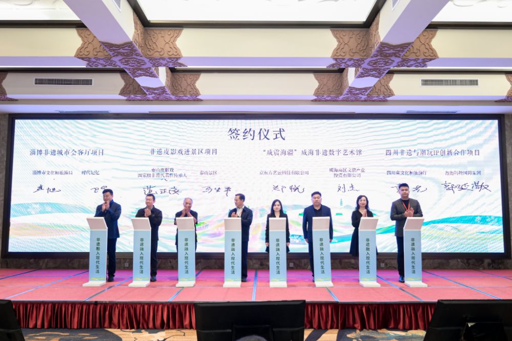 非遗潮玩吸引观众驻足 泡泡玛特亮相第八届中国非物质文化遗产博览会