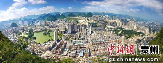 资料图：六盘水市城市东片区新旧对比。 高锡 摄