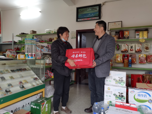 湖北浠水：爱心邮包传递 点亮希望之光