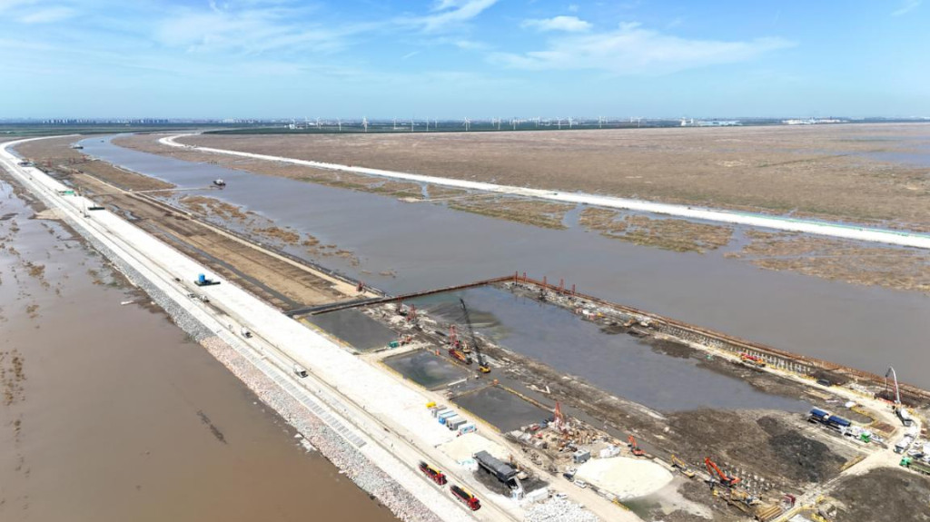 抢抓施工“黄金期”，大芦线项目完成内引航道桩基节点