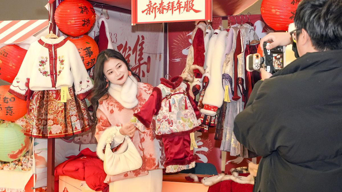 银泰百货全国商场迎新春 多元活动丰富市民节日消费体验